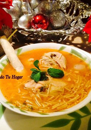 Una foto de Sopa de fideos con pollo de mama en mi cocina💖