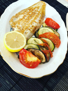 Una foto de Lenguado a la plancha con ratatouille de verduras