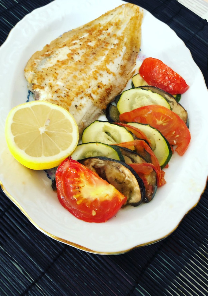 Una foto de Lenguado a la plancha con ratatouille de verduras