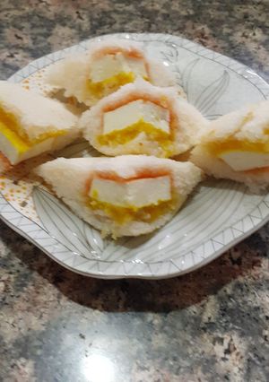 A picture of Paneer chutney idli.