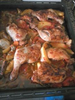 Una foto de Pollo con verduras y vino blanco