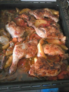 Una foto de Pollo con verduras y vino blanco
