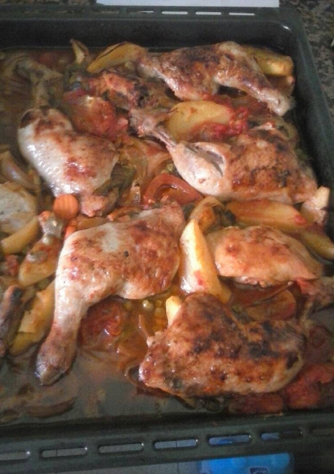 Una foto de Pollo con verduras y vino blanco