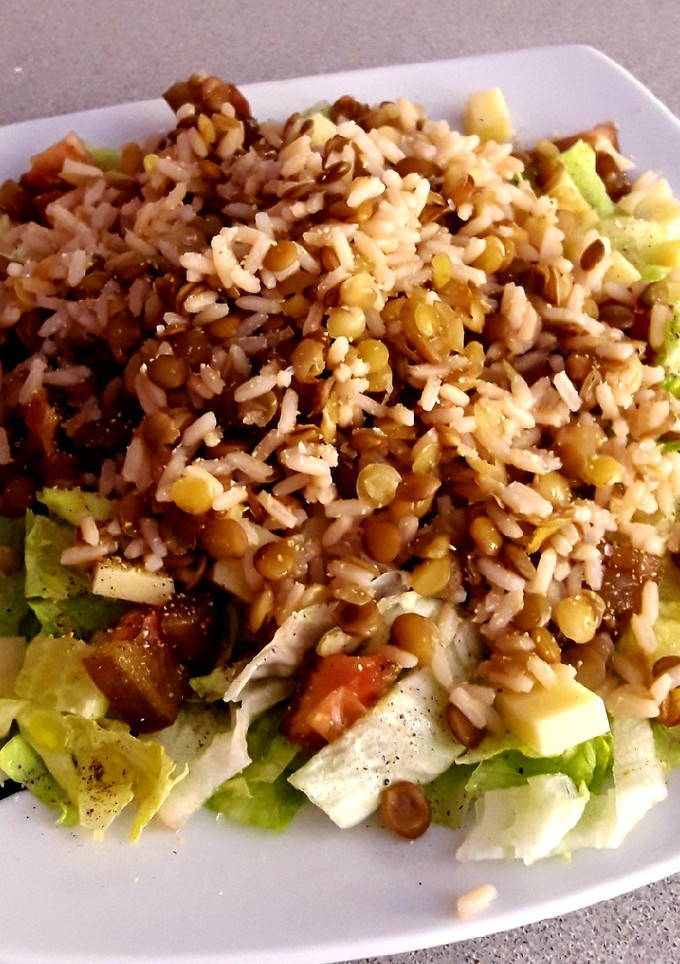 Una foto de Ensalada de lentejas y arroz