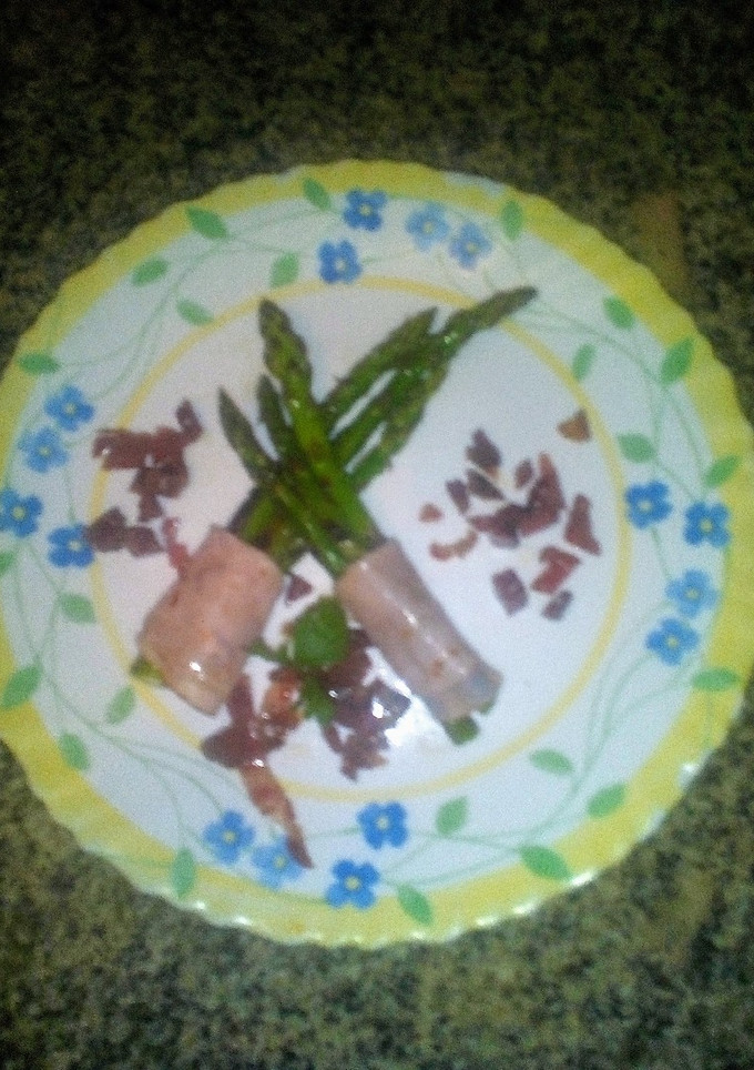 Una foto de Ramillete de espárragos verdes con pavo y taquitos de jamón