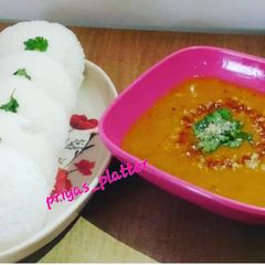 A picture of Idli Sambhar.
