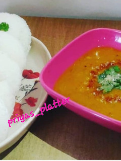 A picture of Idli Sambhar.
