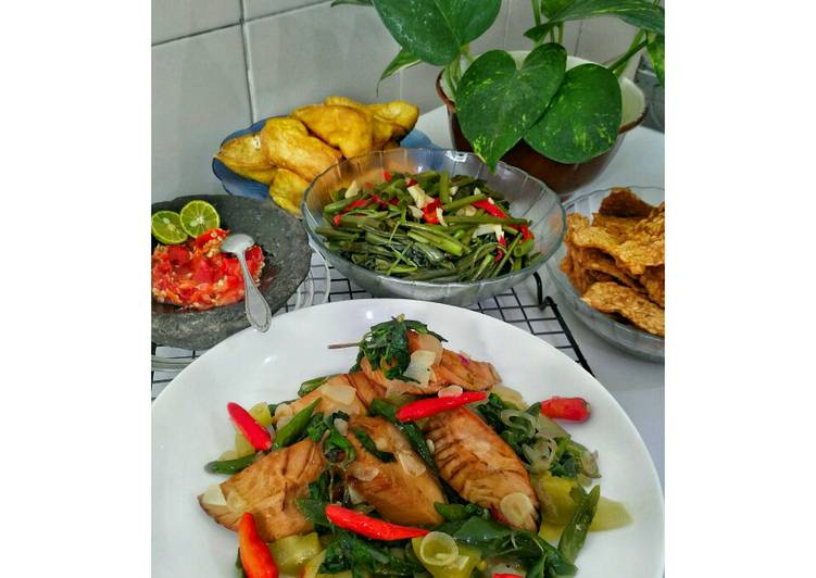 "Tongkol Cabai Hijau Daun Kemangi" (Dengan Tips Menggoreng Ikan)
