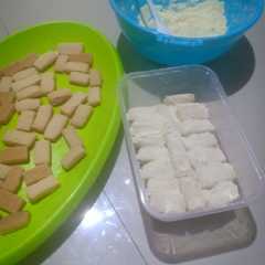 A picture of Kue kering susu dancow.