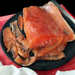 Foto principal de Salmón marinado con ginebra y enebro (Gravlax with gin)