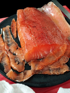 Una foto de Salmón marinado con ginebra y enebro (Gravlax with gin)