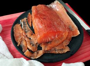 Foto principal de Salmón marinado con ginebra y enebro (Gravlax with gin)