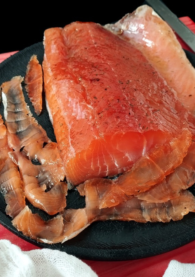 Una foto de Salmón marinado con ginebra y enebro (Gravlax with gin)