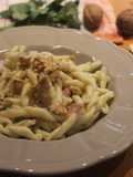 Strozzapreti con stracchino,speck, piselli e granella di noci