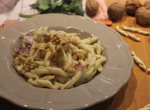 Foto di Strozzapreti con stracchino,speck, piselli e granella di noci