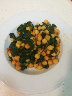 Una foto de Garbanzos salteados con espinacas