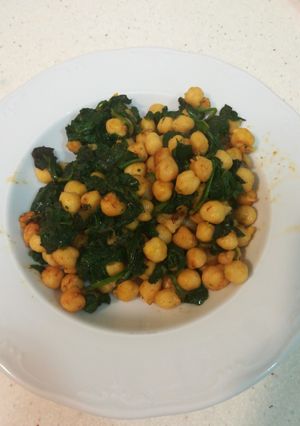 Una foto de Garbanzos salteados con espinacas