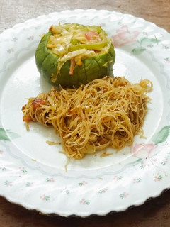 Una foto de Zapallitos rellenos de surubi con fideos de arroz