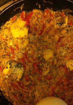 Une photo de Filets de colin aux poivrons rouges oignons tomates et curry