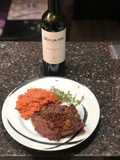 BIFE ANCHO COM PIMENTAROSAe risoto vermelho ao parmesão