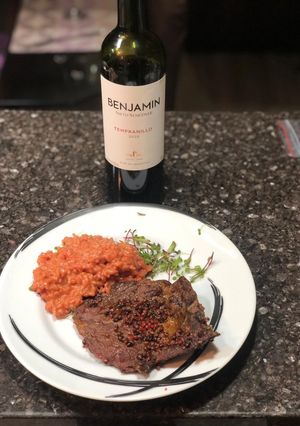 Foto de BIFE ANCHO COM PIMENTAROSAe risoto vermelho ao parmesão