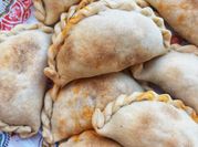 Una foto de tapas de empanada