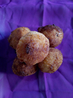 Una foto de Bolitas de arroz rellenas de queso