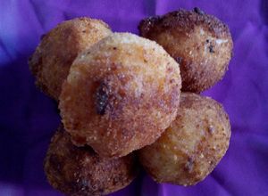 Una foto de Bolitas de arroz rellenas de queso