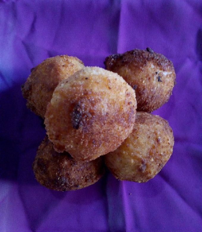 Una foto de Bolitas de arroz rellenas de queso