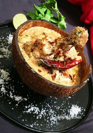 A picture of Coconut Chicken korma.