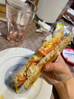 Una foto de Sándwich de tortilla, queso crema y salmón ahumado