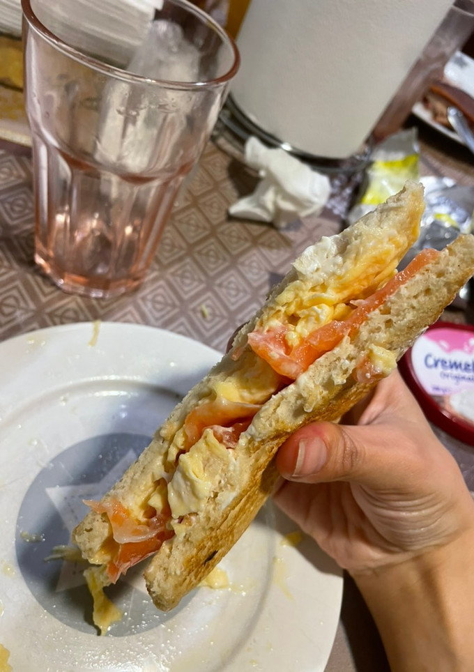 Una foto de Sándwich de tortilla, queso crema y salmón ahumado
