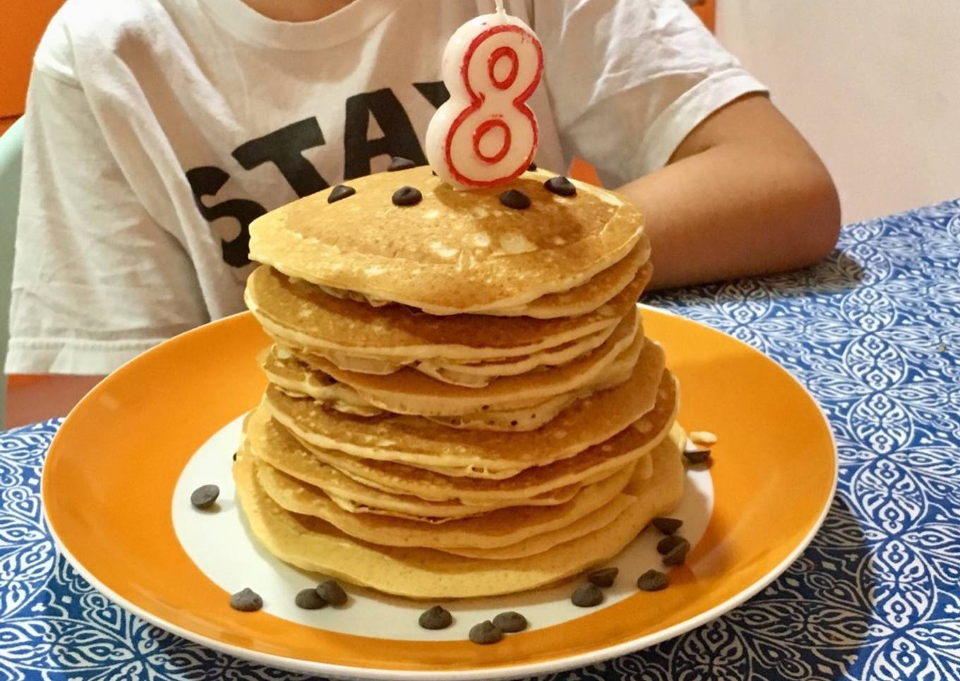 Tarta de cumpleaños de pancakes con crema de chocolate