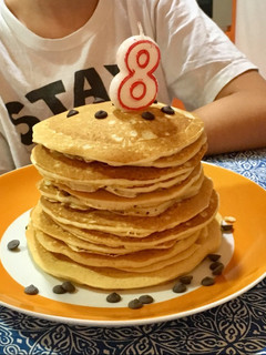 Una foto de Tarta de cumpleaños de pancakes con crema de chocolate