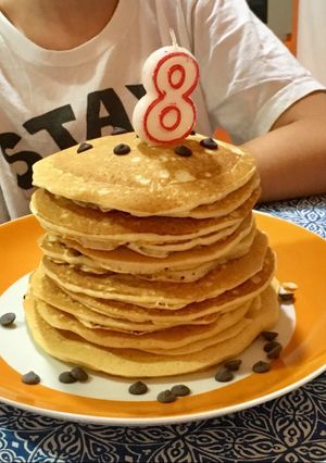 Foto principal de Tarta de cumpleaños de pancakes con crema de chocolate