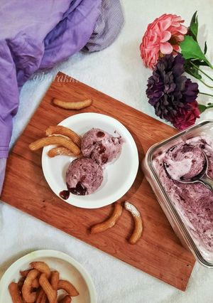 A picture of Aquafaba Blackberry Ice cream.