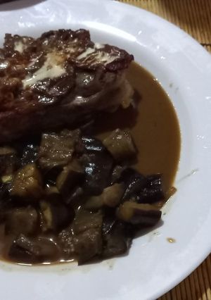 Una foto de Roast beef de cordero con berenjenas