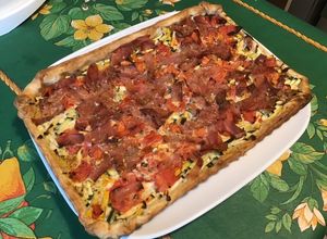 Une photo de Tarte aux courgettes, tomates, lonzo crème de basilic et épices
