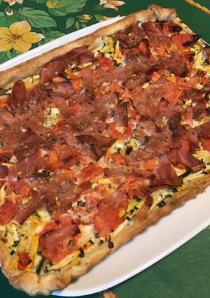 Une photo de Tarte aux courgettes, tomates, lonzo crème de basilic et épices