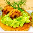 Tapas de tomates rebozados con salsa de aguacates y langostinos picantes