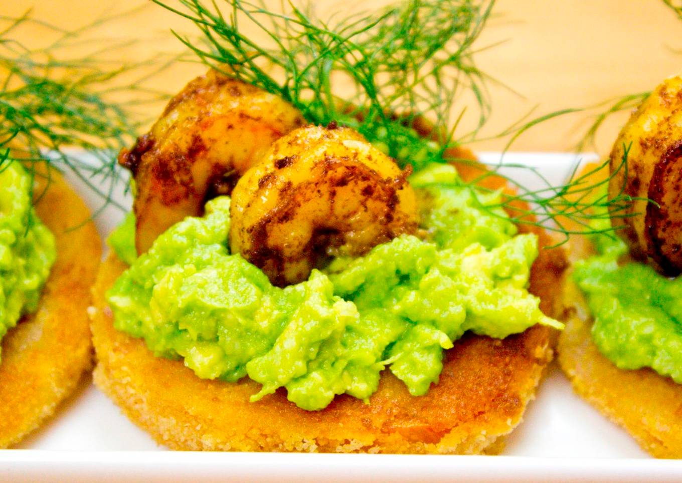 Tapas de tomates rebozados con salsa de aguacates y langostinos picantes