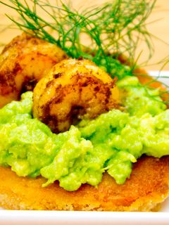 Una foto de Tapas de tomates rebozados con salsa de aguacates y langostinos picantes