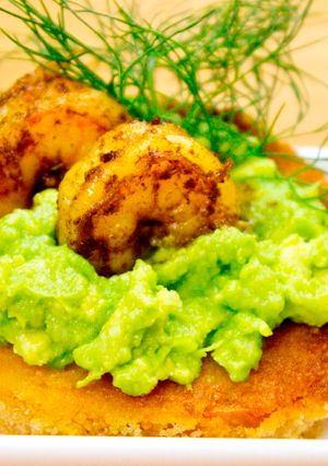 Foto principal de Tapas de tomates rebozados con salsa de aguacates y langostinos picantes