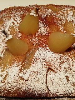 Una foto de Bizcocho de peras en almíbar 🍐