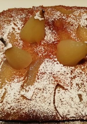 Una foto de Bizcocho de peras en almíbar 🍐