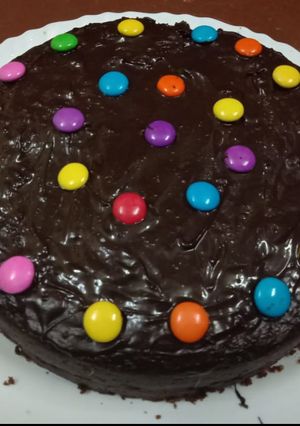 नो ओव्हन डेकडेन्ट चॉकलेट केक (no oven decadent chocolate cake recipe in marathi) रेसिपी चे मुख्य फोटो