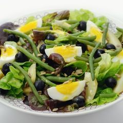 A picture of Salad Nicoise without fish.