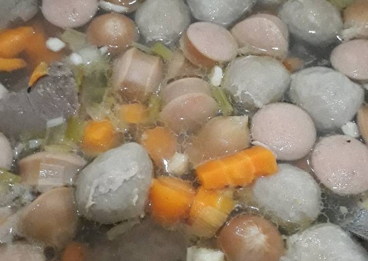 Cara Gampang Menyiapkan Sup bakso sosis wortel doang, Sempurna