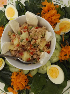 Una foto de Ensalada de espinacas, atún, huevo y demás