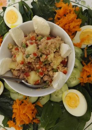 Foto principal de Ensalada de espinacas, atún, huevo y demás